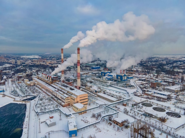 사진 공장 연기 파이프는 연기 생태 오염으로 공기 대기를 오염시킵니다. 산업 공장