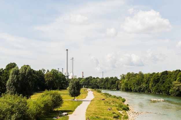 Una fabbrica con camini sulla riva del fiume