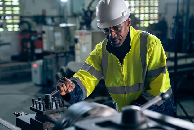 L'operaio o l'ingegnere svolgono lavori meccanici in un'officina di produzione specializzata