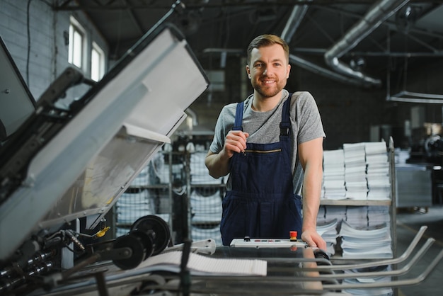 Operaio di fabbrica uomo che lavora sulla linea di produzione