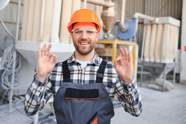 Foto lavoratore di fabbrica uomo che lavora sulla linea di produzione