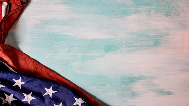 Fag van de verenigde staten van amerika op een blauwe houten achtergrond met kopieerruimte