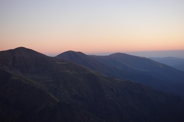 Fagaras bergen pieken landschap in zonsondergang tijd, Roemenië.