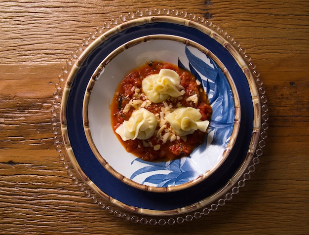 Fagottini-pasta met tomatensaus