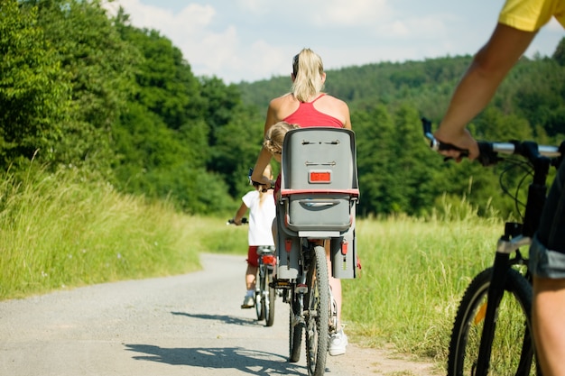 Photo fahradfahren in familie