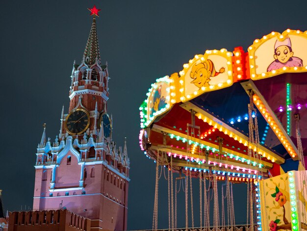 Foto fiera sulla torre spasskaya della piazza rossa