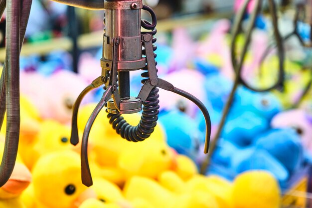 Foto attrazione di fiera che cattura giocattoli di peluche