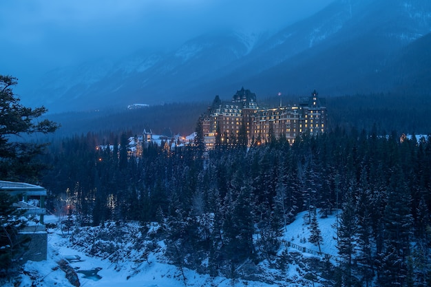 Fairmont banff springs hotel in de winter, nationaal park banff, alberta, canada