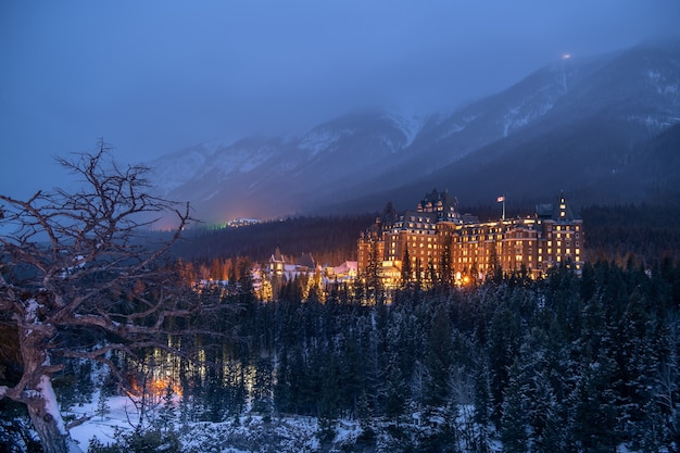 Fairmont Banff Springs hotel in de winter, Nationaal park Banff, Alberta, Canada