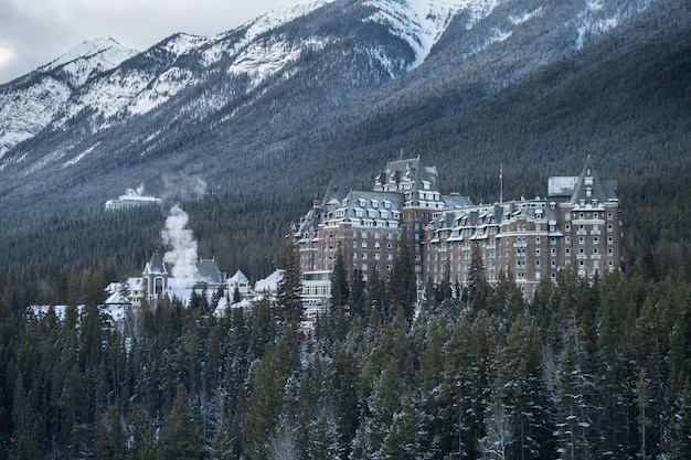 Fairmont Banff Springs hotel in de winter, Nationaal park Banff, Alberta, Canada