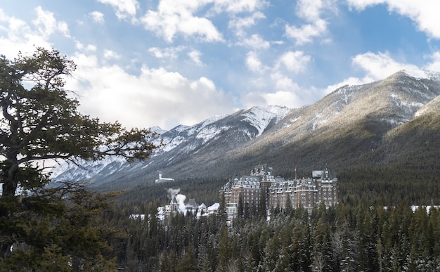 Fairmont Banff Springs hotel in de winter, Nationaal park Banff, Alberta, Canada