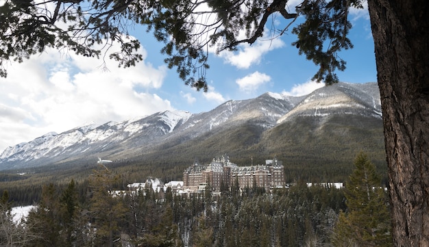 Fairmont banff springs hotel in de winter, nationaal park banff, alberta, canada