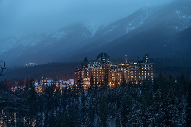冬のバンフ国立公園にあるフェアモントバンフスプリングスホテルアルバータカナダ