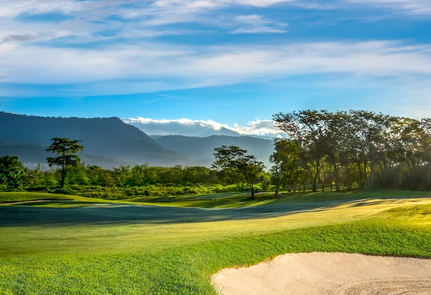 Il fairway e il bunker di sabbia sul campo da golf