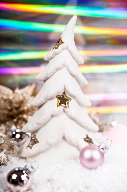 雪に覆われたモミの木とホログラフィック背景垂直写真と妖精のクリスマスの背景