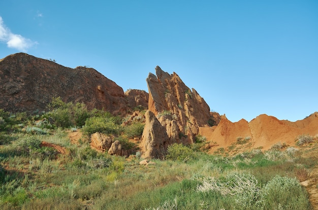 Foto fairy tale canyon, rotsformaties op het issyk-kul meer. kirgizië.centraal-azië