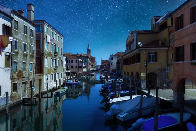 Fairytale nacht stadsgezicht Landschap Venetië, Italië Traditionele kanaalstraat met gondels en boten