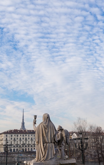 Statua della fede con il santo graal - situata di fronte alla chiesa della gran madre