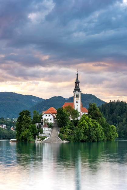 Faitytale Bled-meer met eilandkerk bij romantische zonsopgang Slovenië