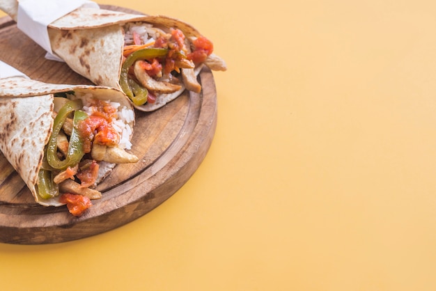 Fajitas en ingrediënten op gele achtergrond