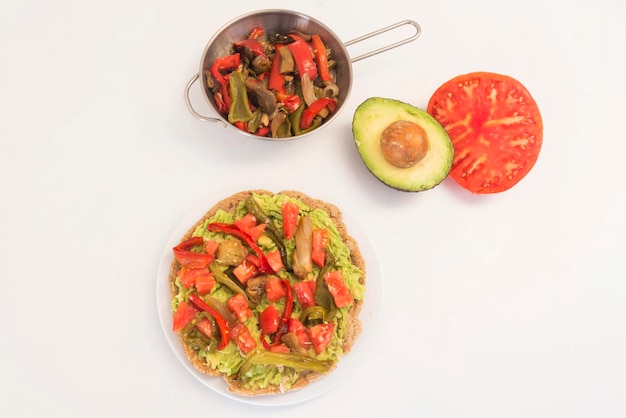 Foto fajitas met tortilla mix tomaat peper tonijn ui en avocado op witte achtergrond