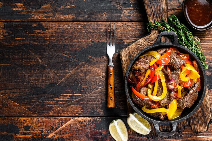 Foto fajitas rundvlees traditioneel mexicaans eten schotel in een pan
