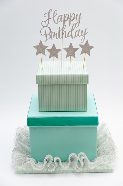가짜 케이크-DIY 선물 상자 케이크. 상자로 만든 생일 케이크.