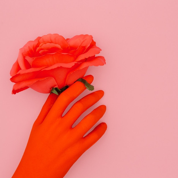 가짜 손과 장미. 최소한의 예술. 발렌타인 데이 개념