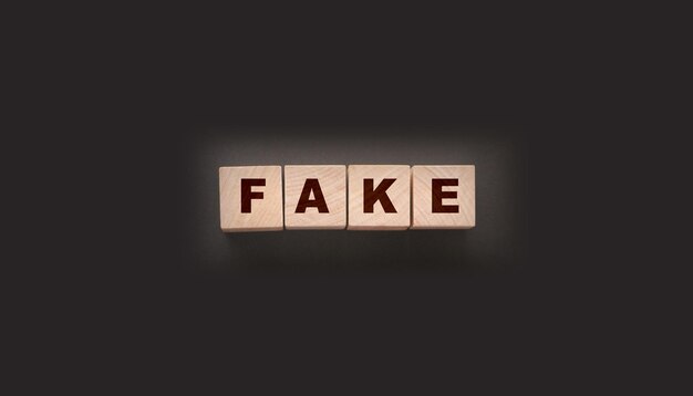 검정에 나무 블록으로 작성된 FAKE 단어