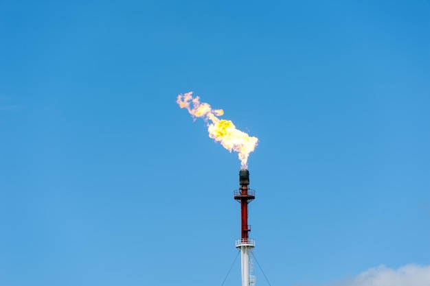 Foto fakkel op de blauwe hemelachtergrond. gas affakkelen.