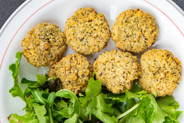 falafel boon groente schnitzels ballen gezonde maaltijd voedsel snack op tafel kopieer ruimte voedsel