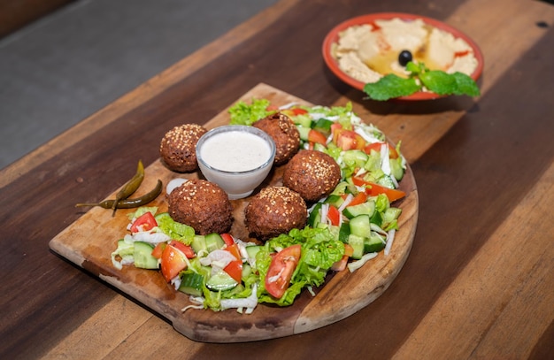 Falafel bord met groentensalade en saus op tafel