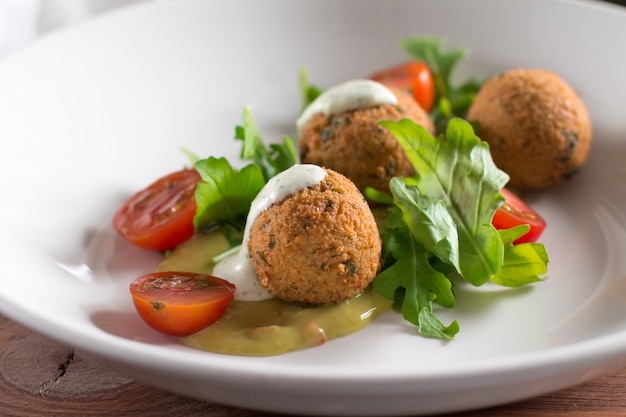 Foto falafel, polpette di ceci con verdure