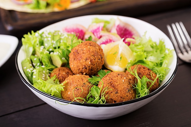 Photo falafel and fresh vegetables