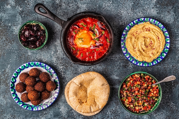 ファラフェル、フムス、シャクシューカ、イスラエルのサラダ-イスラエル料理の伝統的な料理。上面図。