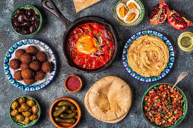 Falafel, hummus, shakshuka, Israëlische salade - traditionele gerechten uit de Israëlische keuken. bovenaanzicht.