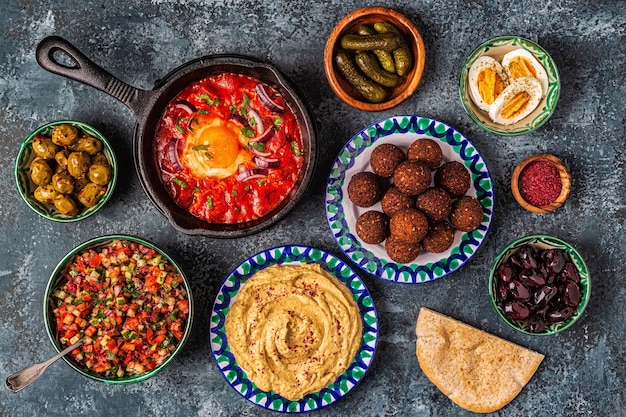 Falafel, hummus, shakshuka, Israëlische salade - traditionele gerechten uit de Israëlische keuken. bovenaanzicht.