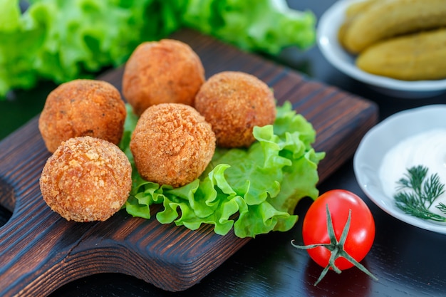 Falafel ligt op een houten snijplank.