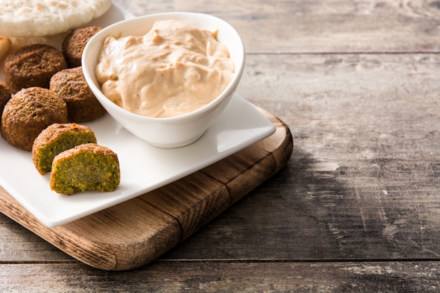 Falafel op een plaat op houten tafel Copyspace Midden-Oosten eten