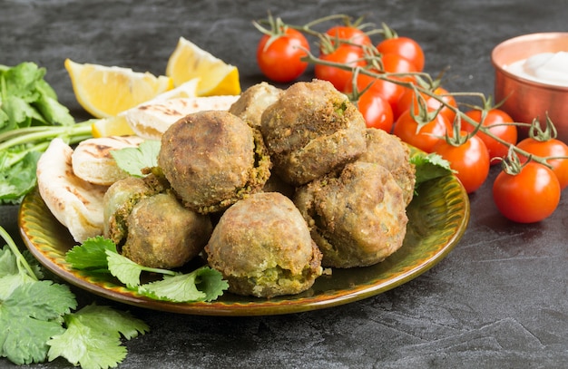 Falafel van kikkererwtenmeel gebakken in dik vet