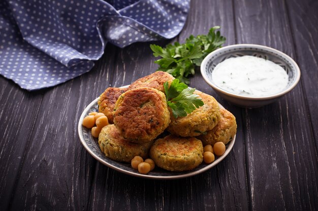 Falafel con salsa tzatziki