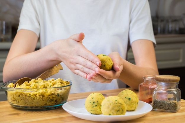 Falafelballetjes maken van gehakte kikkererwten