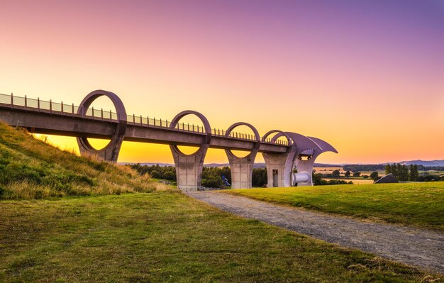 Foto falkirk wheel bij zonsondergang schotland verenigd koninkrijk