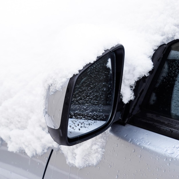 Photo fall asleep wet snow car snowfall of wet snow snow lying on th