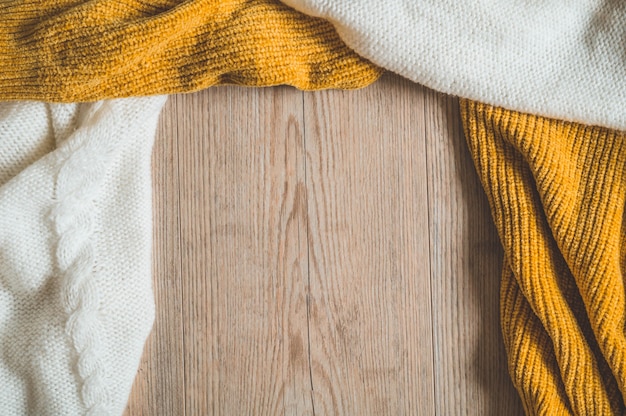 Фото Предпосылка падения с теплыми свитерами. куча трикотажной одежды. осенне-зимняя концепция.