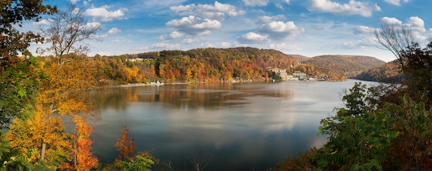 Foto i colori dell'autunno su cheat lake morgantown