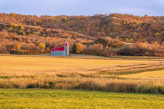 Осенние цвета вокруг англиканской церкви Святого Николая, недалеко от Крейвена, Саскачеван, Канада.