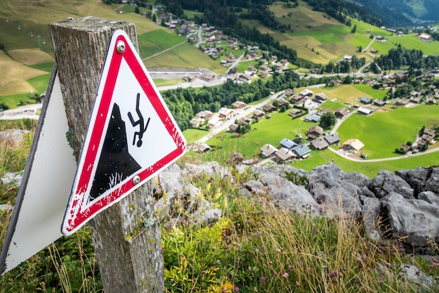 Fall danger warning sign near a high cliff