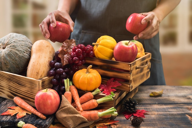 秋の収穫の宝庫。果物と野菜の秋の季節。感謝祭の日のコンセプト。