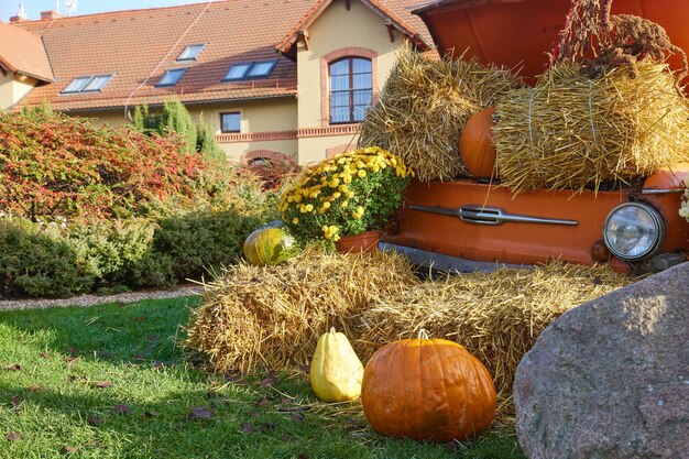 Foto una festa del raccolto autunnale le decorazioni create con zucche di fieno sono altrettanto indicative del